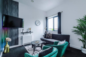 Sleeps 8, Free Parking, Stunning Apartment In Salford Quays, Perfect for Groups, Long Term Disc